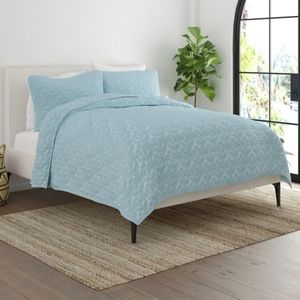 Home Collection Premium Ultra Soft Damask Pattern Quilted Coverlet Set, Queen